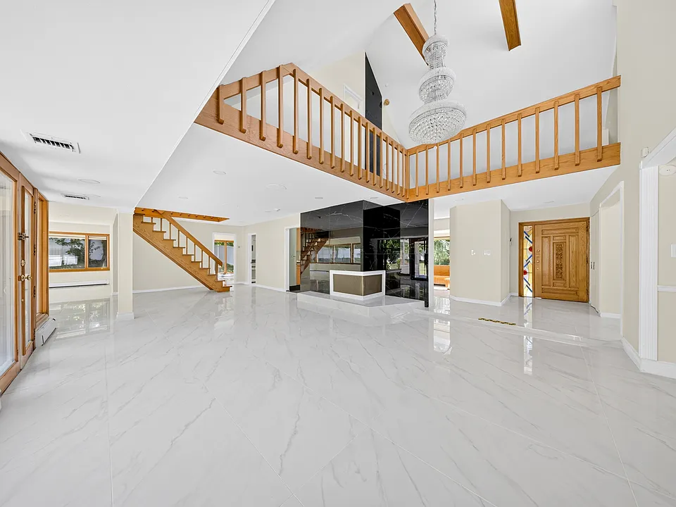 81 Carriage Ln