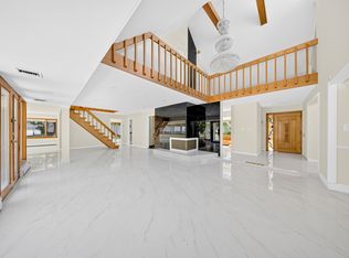 81 Carriage Ln, Roslyn Heights, NY 11577