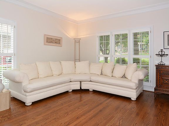 3rd image of 128 Pebble Brook Ln