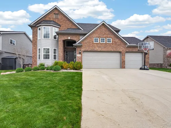 55920 Sunningdale Dr, South Lyon, MI 48178