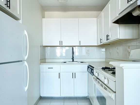 5th image of 300 W 110th St APT 20D
