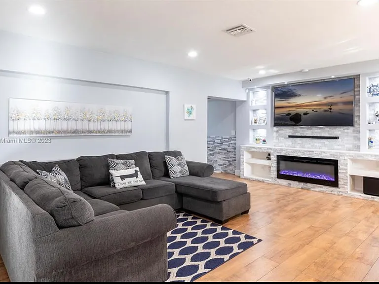16100 NE 9th Ct — Photo 13