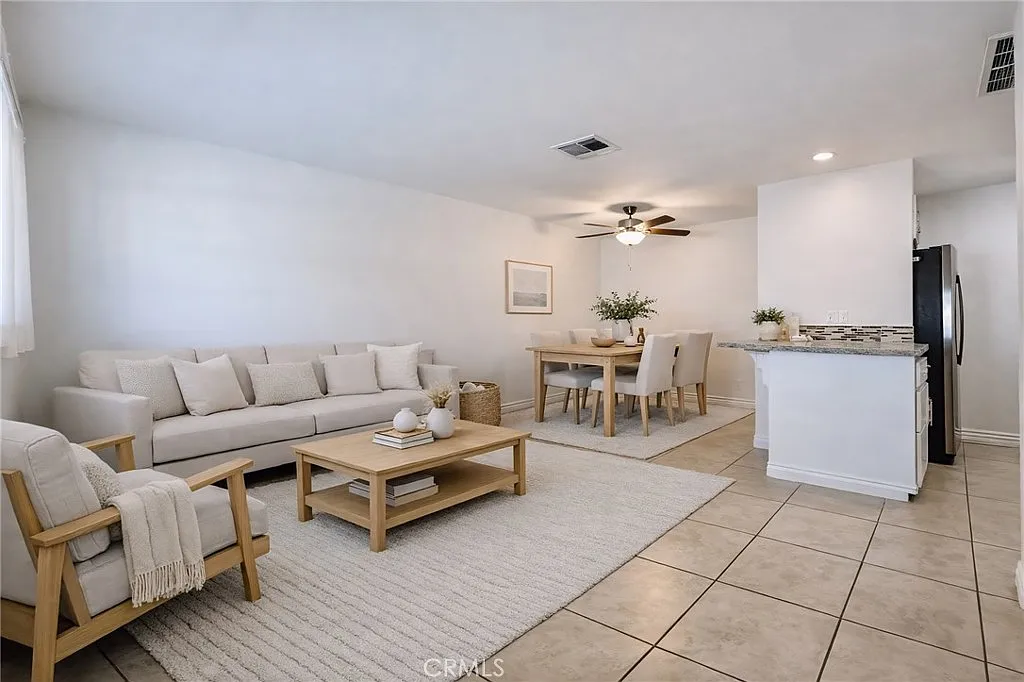 3 bed, 900 sqft, $2,495 — Photo 2