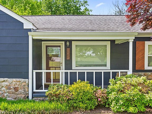 4th image of 1212 W Fairfax Dr