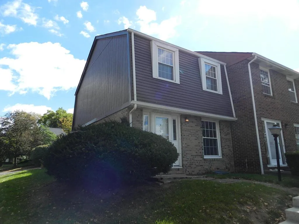 1044 Hardesty Pl W photo 1