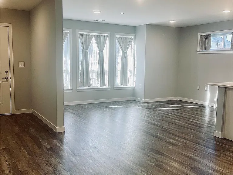 221 Eastview Dr #17 — Photo 6
