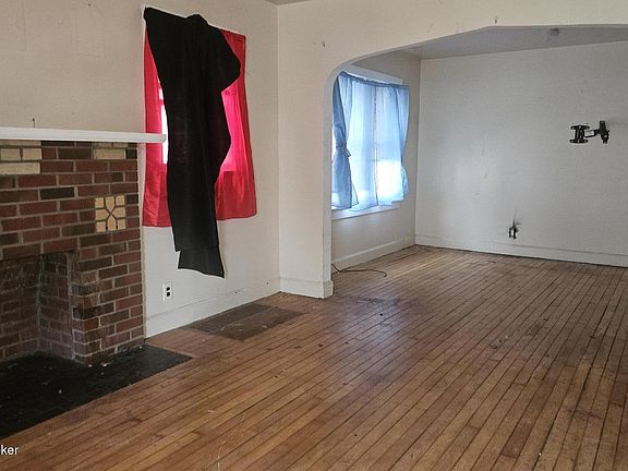 4th image of 1416 Larchmont Ave
