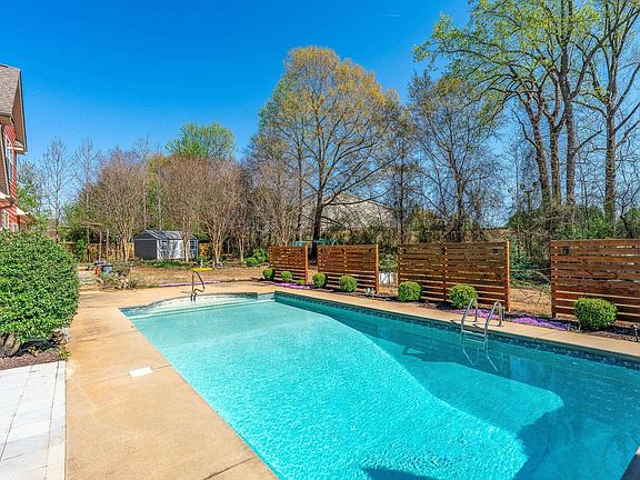 3rd image of 240 Clearridge Way