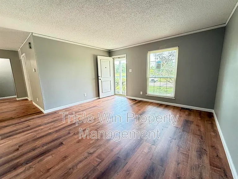 753 Watersedge Dr — Photo 5