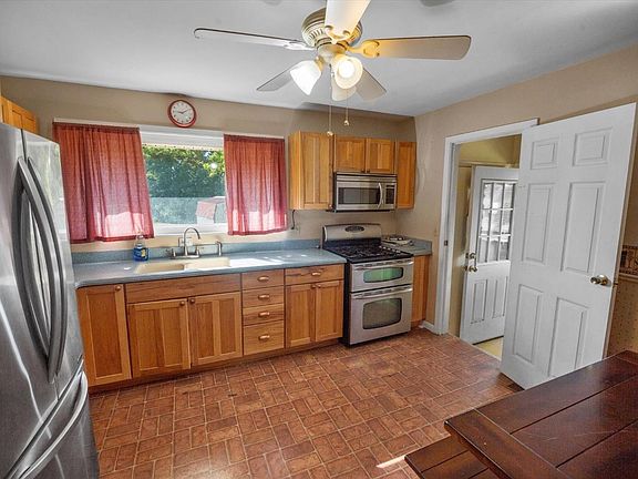 5th image of 879 Crowden Dr