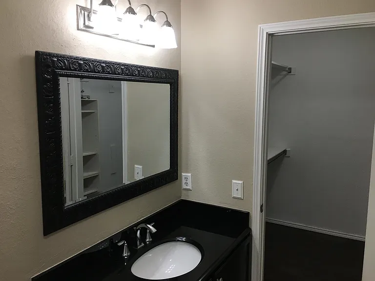 204 Lochwood Dr — Photo 22