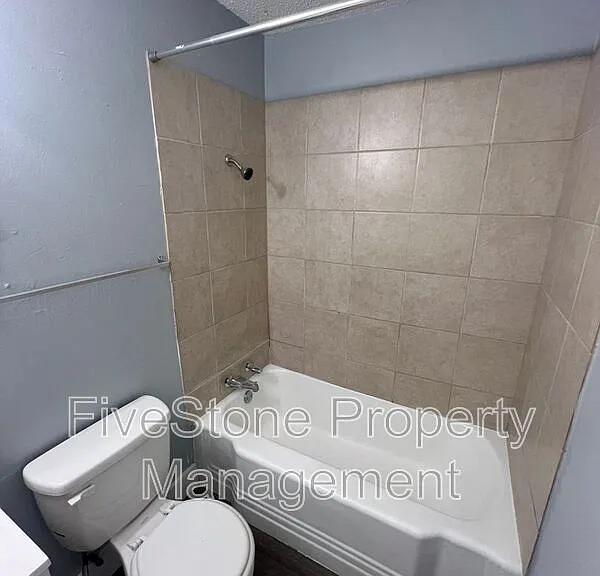 1300 Robin Hood Ln — Photo 13