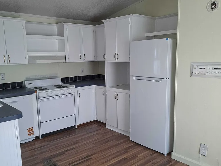 399 W Victory Ave — Photo 2