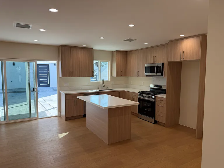 11575 Garrick Ave — Photo 4