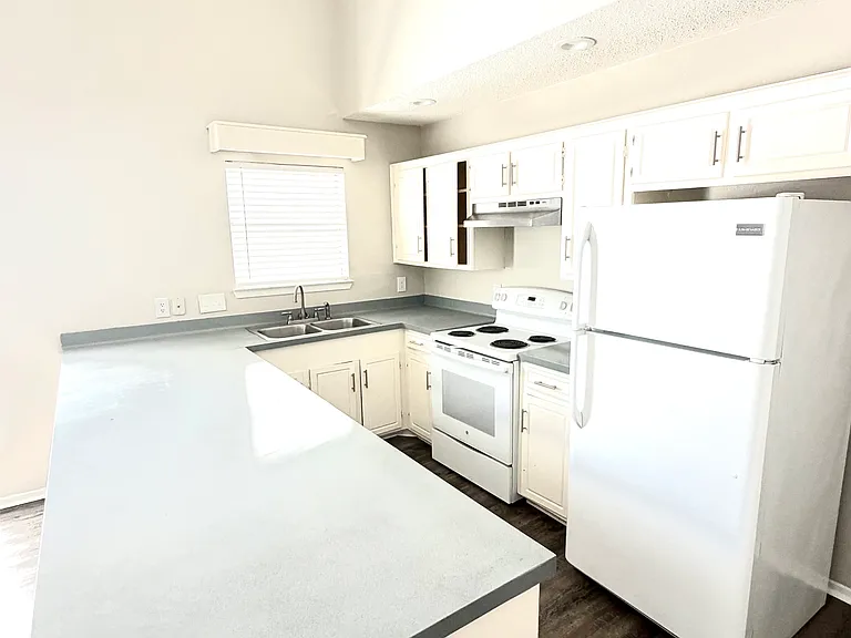 911 Creekside Dr #911 — Photo 7