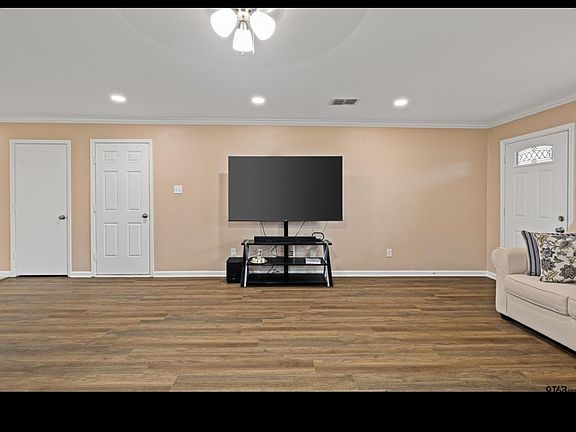 3rd image of 553 Princess Pl