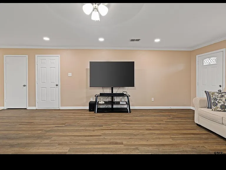 553 Princess Pl — Photo 3