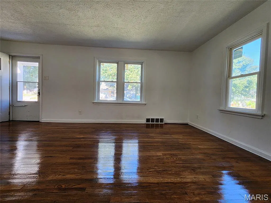 3 bed, 1.0 bath, 1188 sqft, $1,795 — Photo 4