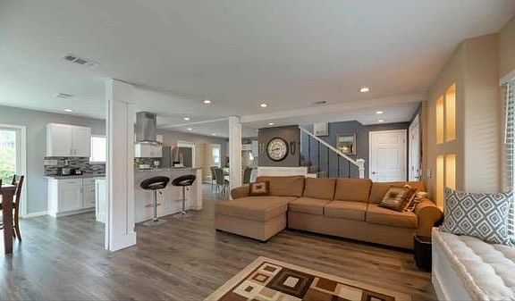 4th image of 405 Camaritas Dr