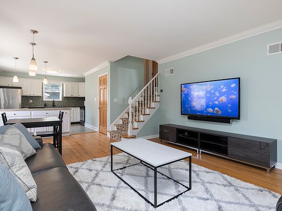 4th image of 2132 Newcastle Ave