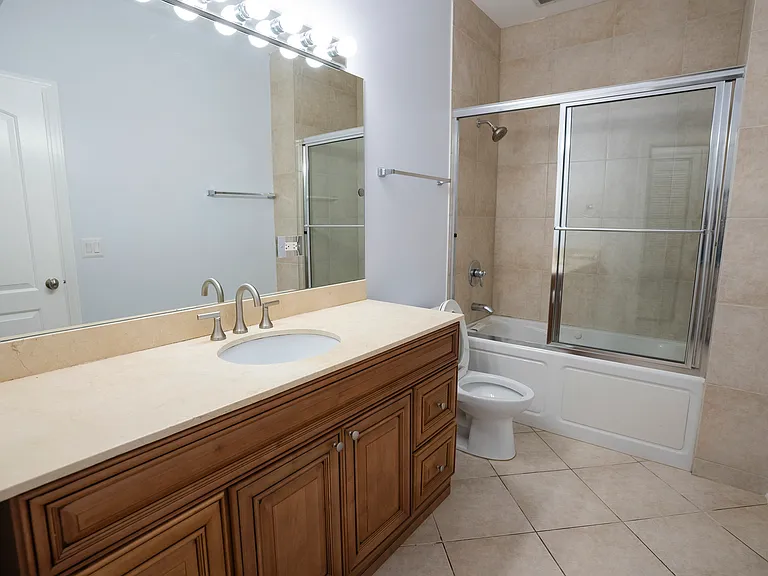 2416 N Greenview Ave #G — Photo 8