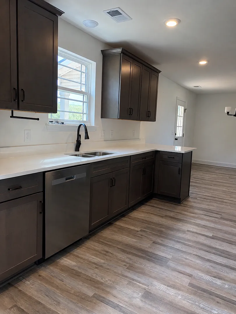 3 Bedroom 2 Bathrooms — Photo 3