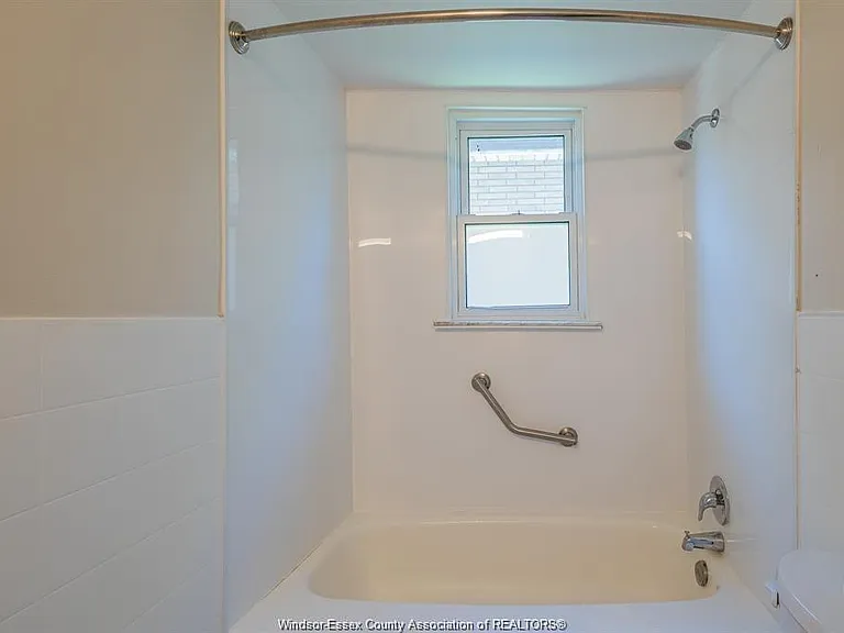1630 Marentette Ave — Photo 11