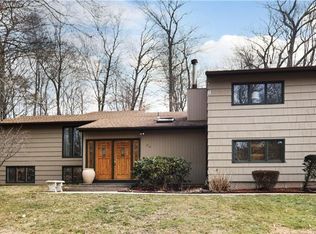 94 Braeside Dr, Hamden, CT 06514