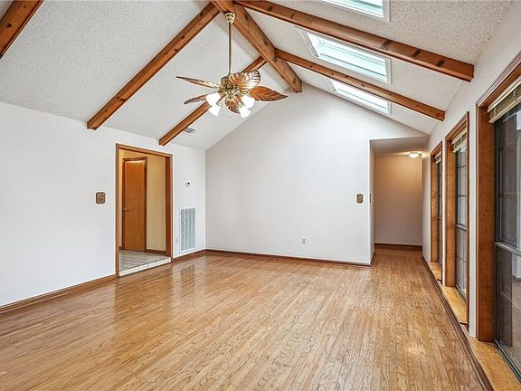 3rd image of 834 Cross Gates Blvd