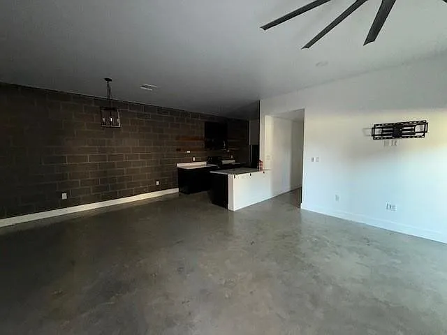 3 bed, 2.0 bath, 2640 sqft, $2,095 — Photo 3