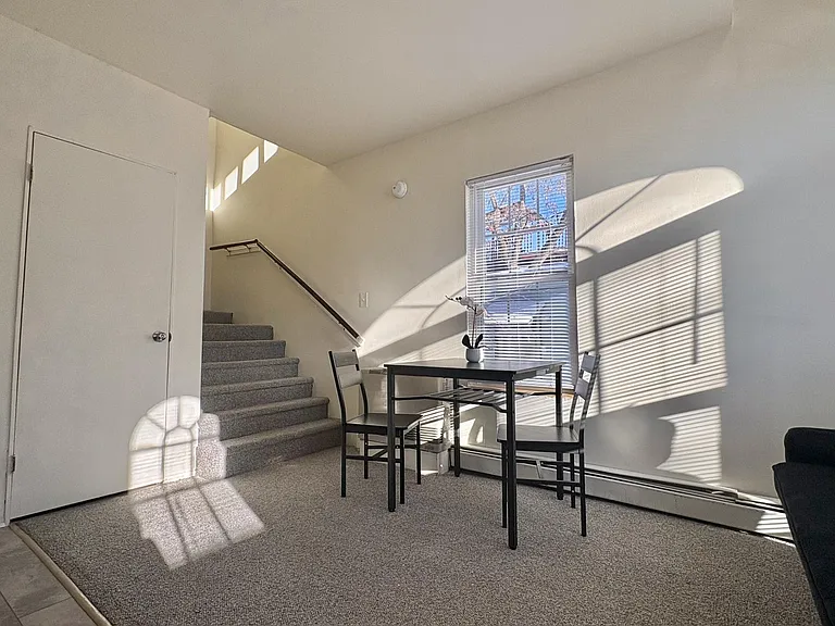 171 Oak St #1R — Photo 3