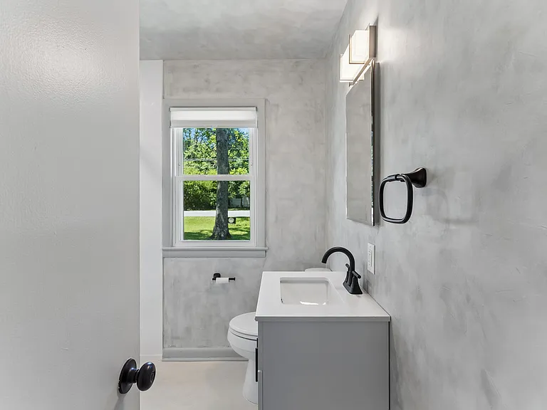 907 Westchester Dr — Photo 12