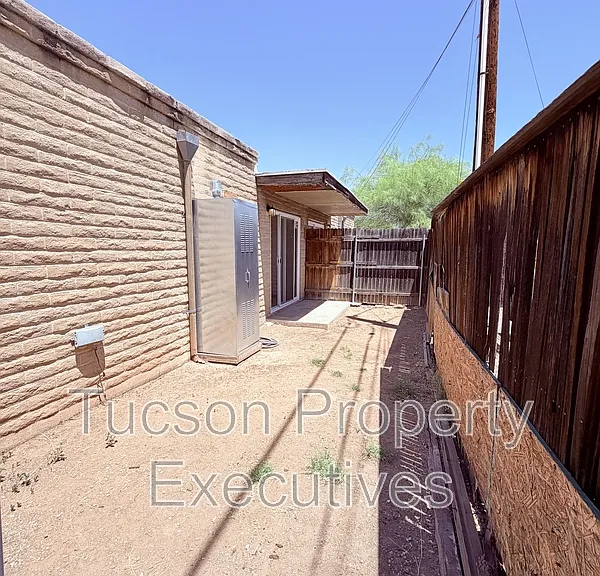 319 E Blacklidge Dr #2 — Photo 14