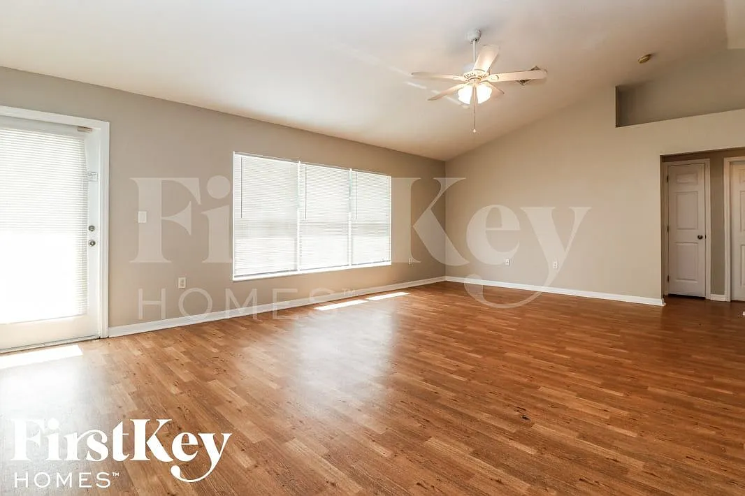3 bed, 2.0 bath, 1539 sqft, $1,900 — Photo 3