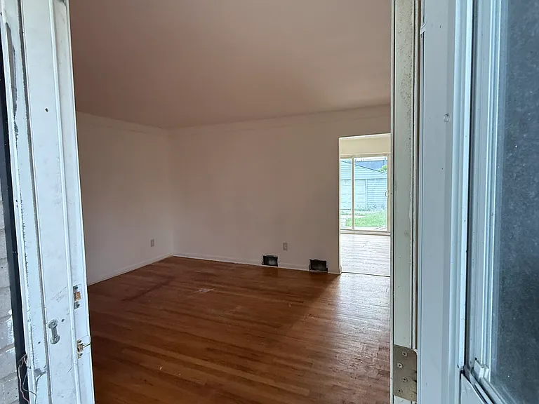 23273 Blackett Ave — Photo 3