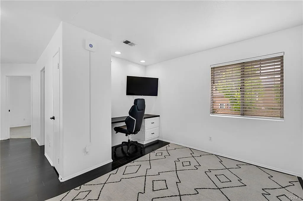 3 bed, 2.5 bath, 1705 sqft, $4,200 — Photo 4