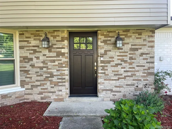 21150 E Chigwidden St, Northville, MI 48167