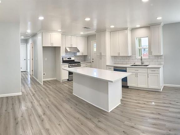 Full kitchen