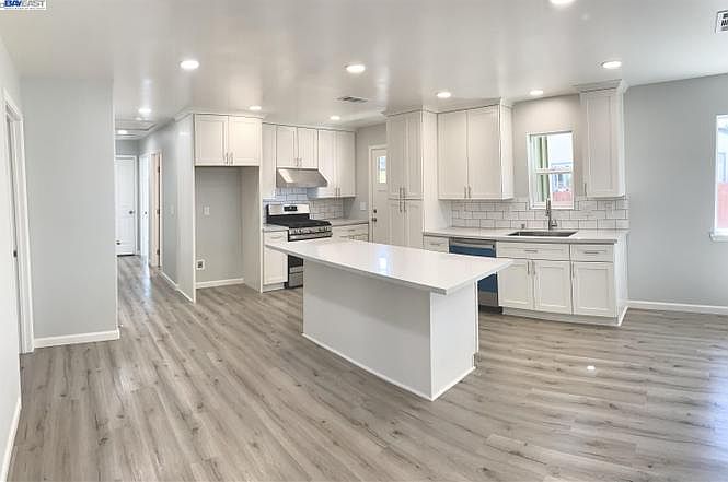 Full kitchen