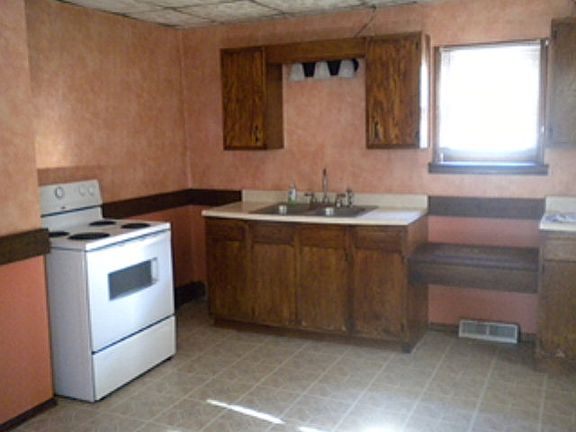 5th image of 121 W Walnut St