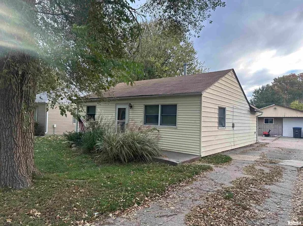 241 4th St E, Milan, IL 61264