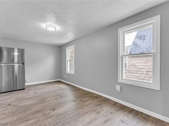 4th image of 2146 W 105th St