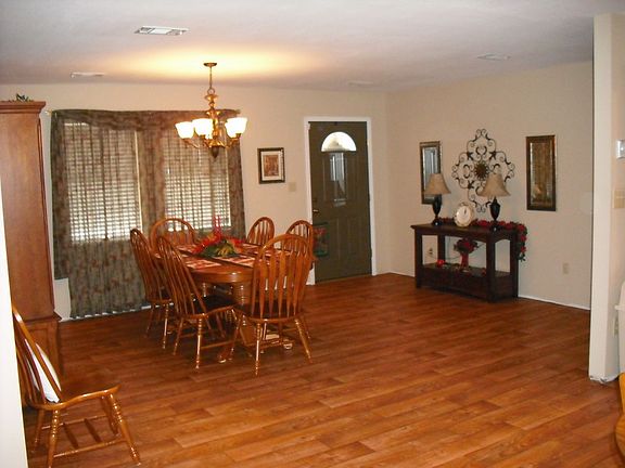 Dining Room : Dining room joins breakfast area