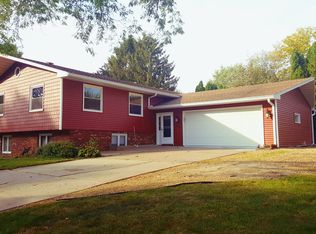 206 E Brownlie Ln, Long Grove, IA