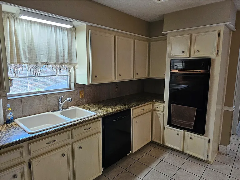 3414 Knob Hill St — Photo 8