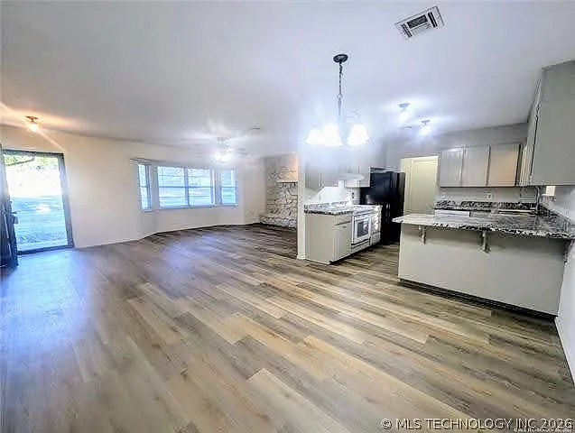 121 W Jefferson Pl — Photo 4