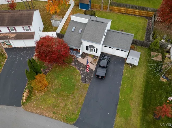 8209 Yukon Dr, Cicero, NY 13039