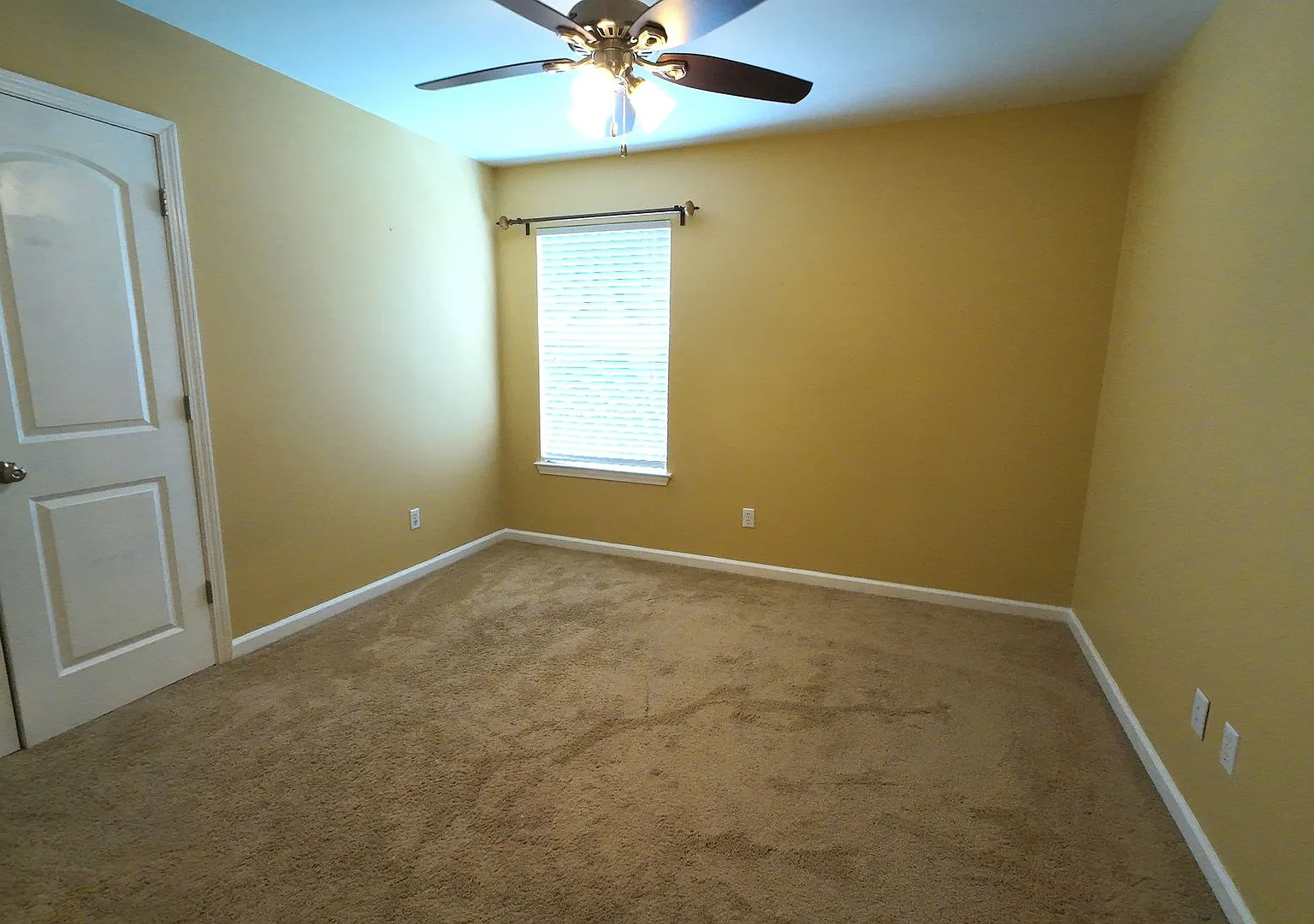 4/2 located in Ashmoor Place — Photo 3