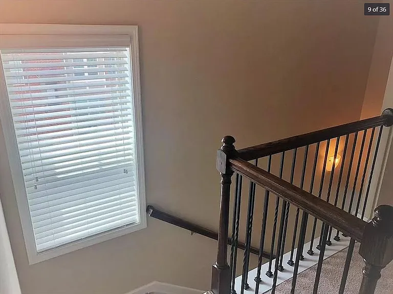 to bedroom stairs 4/4