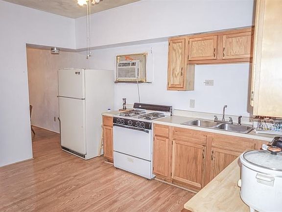 5th image of 419 W 8th Ave